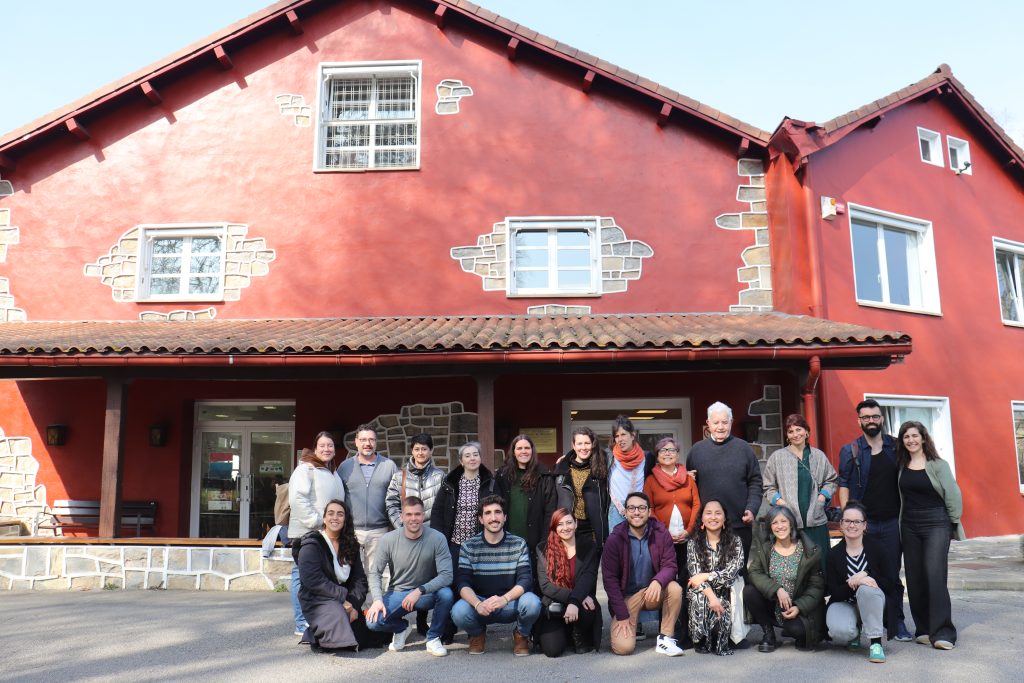 Grupo de la CME con la Institución El Molino de fondo