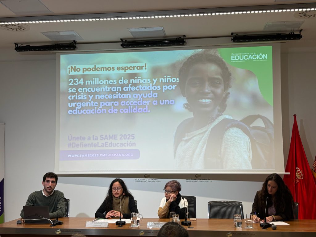 Miguel Mendiazabal, Mariluz Aparicio y Nesly Lizarazo en el Parlamento de Navarra