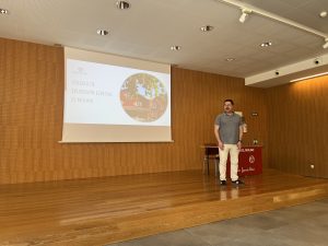 Xabier exponiendo el modelo de El Molino
